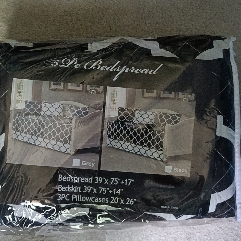Daybed sets, patterned - Brand new never been opened or used